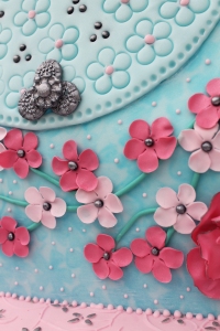 Flower detailing on the handbag cake front
